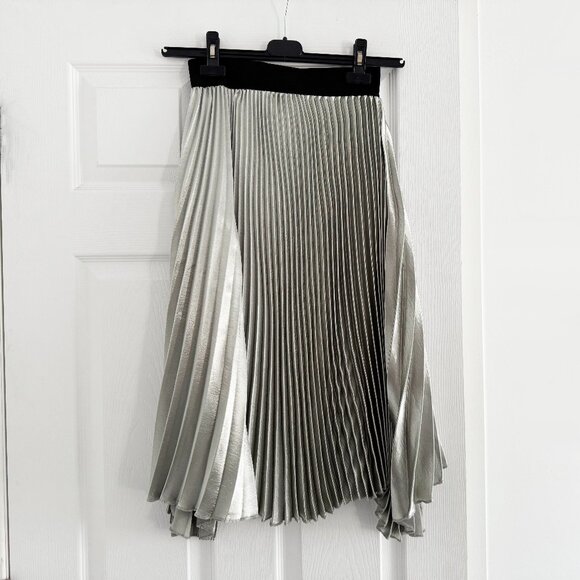 Luxe by Stylekeepers Silver Satin Pleated Skirt, size Small - Picture 1 of 7